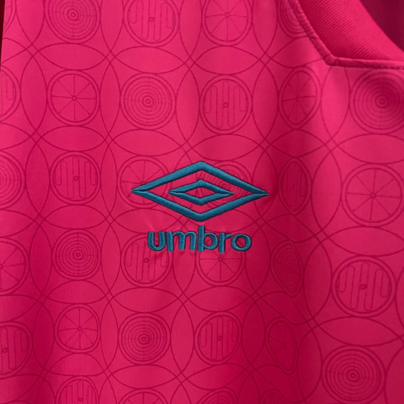 Camisa Grêmio Edição especial Outubro rosa 23/24 - Torcedor Umbro  - Rosa com detalhes em azul