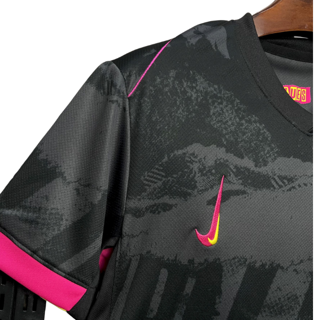 Camisa Chelsea III 24/25 - Torcedor Masculina - Preta com detalhes em rosa e amarelo e cinza