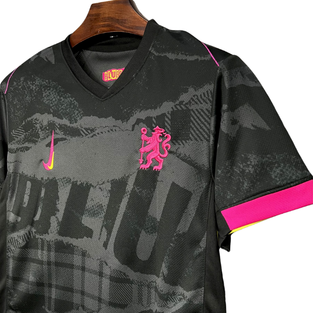 Camisa Chelsea III 24/25 - Torcedor Masculina - Preta com detalhes em rosa e amarelo e cinza