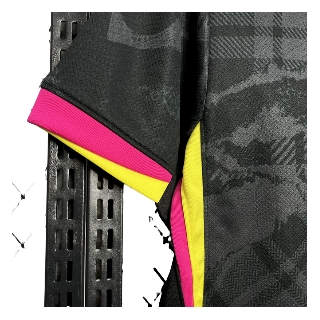 Camisa Chelsea III 24/25 - Torcedor Masculina - Preta com detalhes em rosa e amarelo e cinza