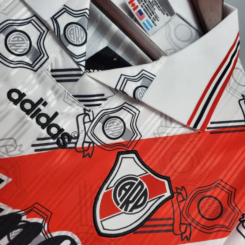 Camisa Retrô River Plate I 1995/1996 - Masculina - Branca com detalhes em vermelho e preto