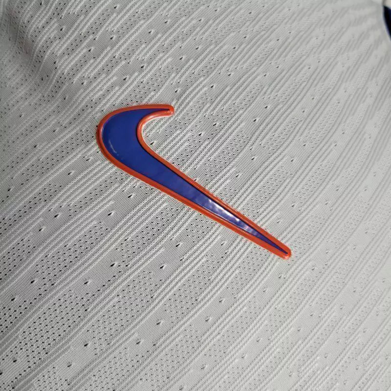 Camisa Chelsea II 24/25 - Jogador Masculina - Branca com detalhes em azul e laranja