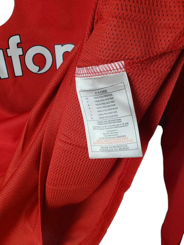 Camisa Retrô Manchester United I 2005 - Masculina - Vermelha com detalhes em preto e branco